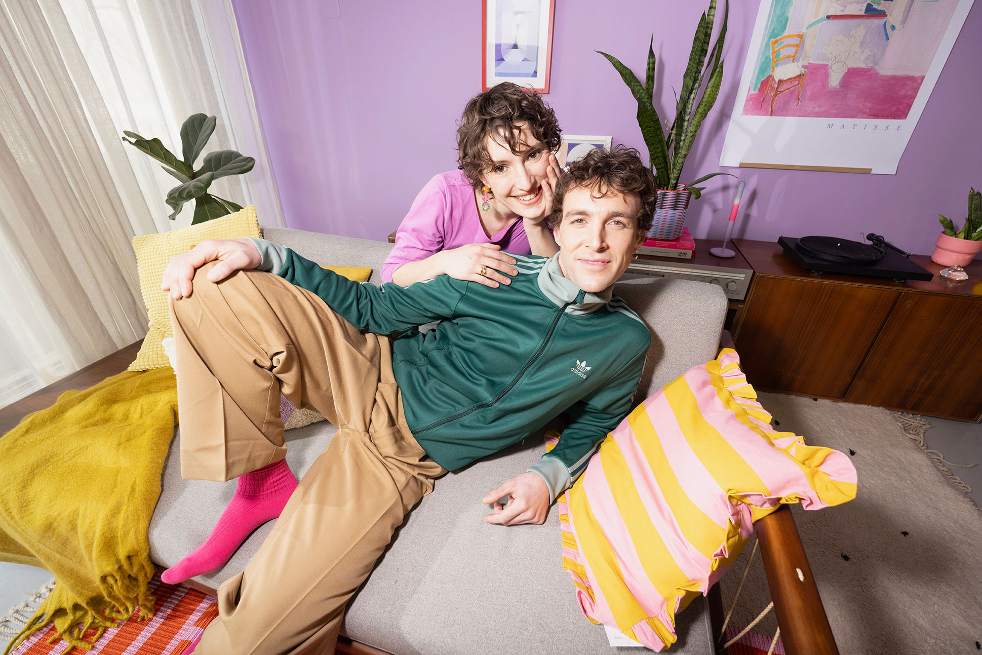 Pár leží spolu na pohovke - úver na bývanie od BKS Bank Pár leží spolu na pohovke - úver na bývanie od BKS Bank