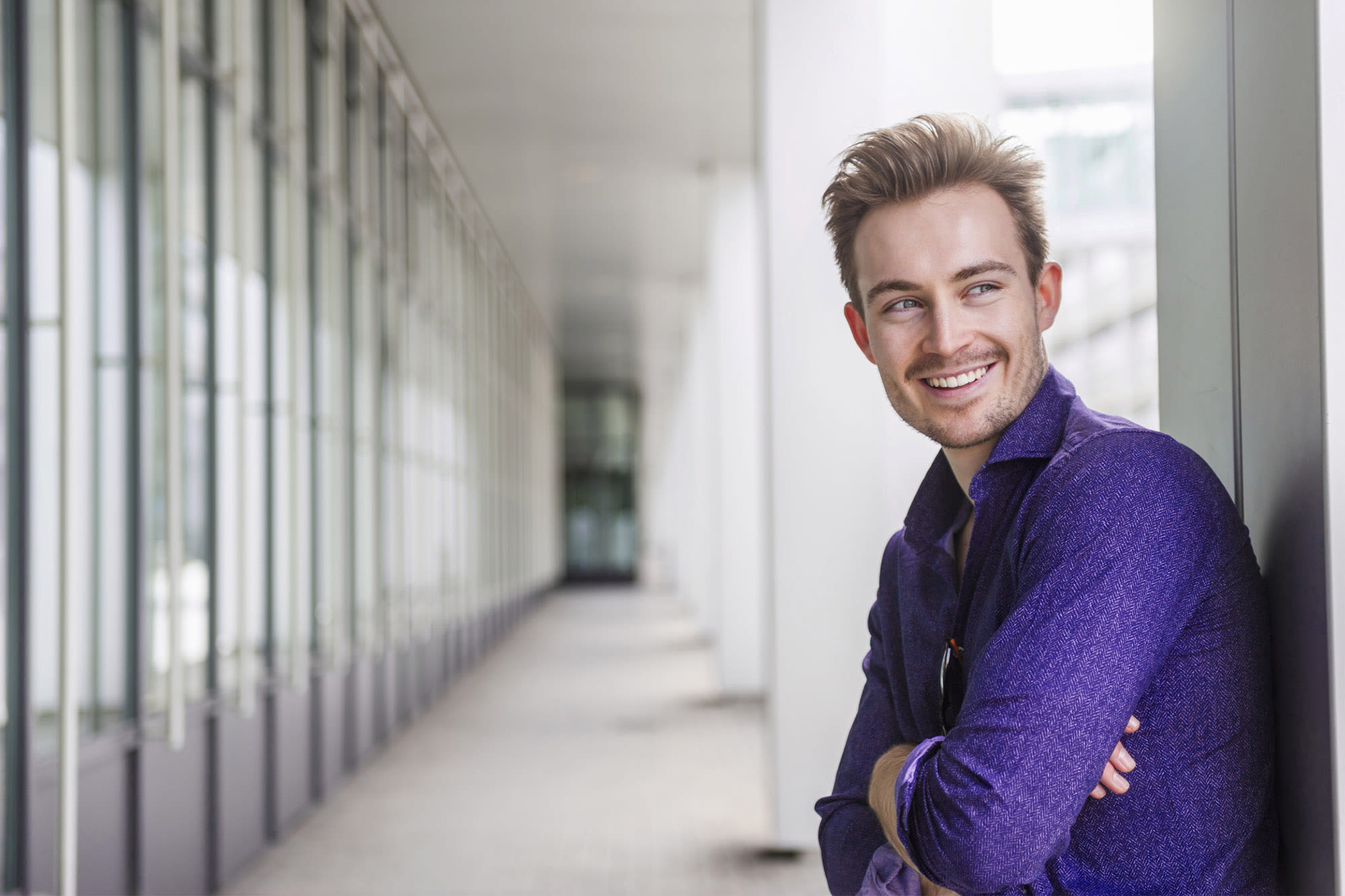 Muž vo fialovej košeli sa usmieva v podnikateľskom prostredí - prispôsobené riešenia firemného bankovníctva od BKS Bank. Muž vo fialovej košeli sa usmieva v podnikateľskom prostredí - prispôsobené riešenia firemného bankovníctva od BKS Bank.