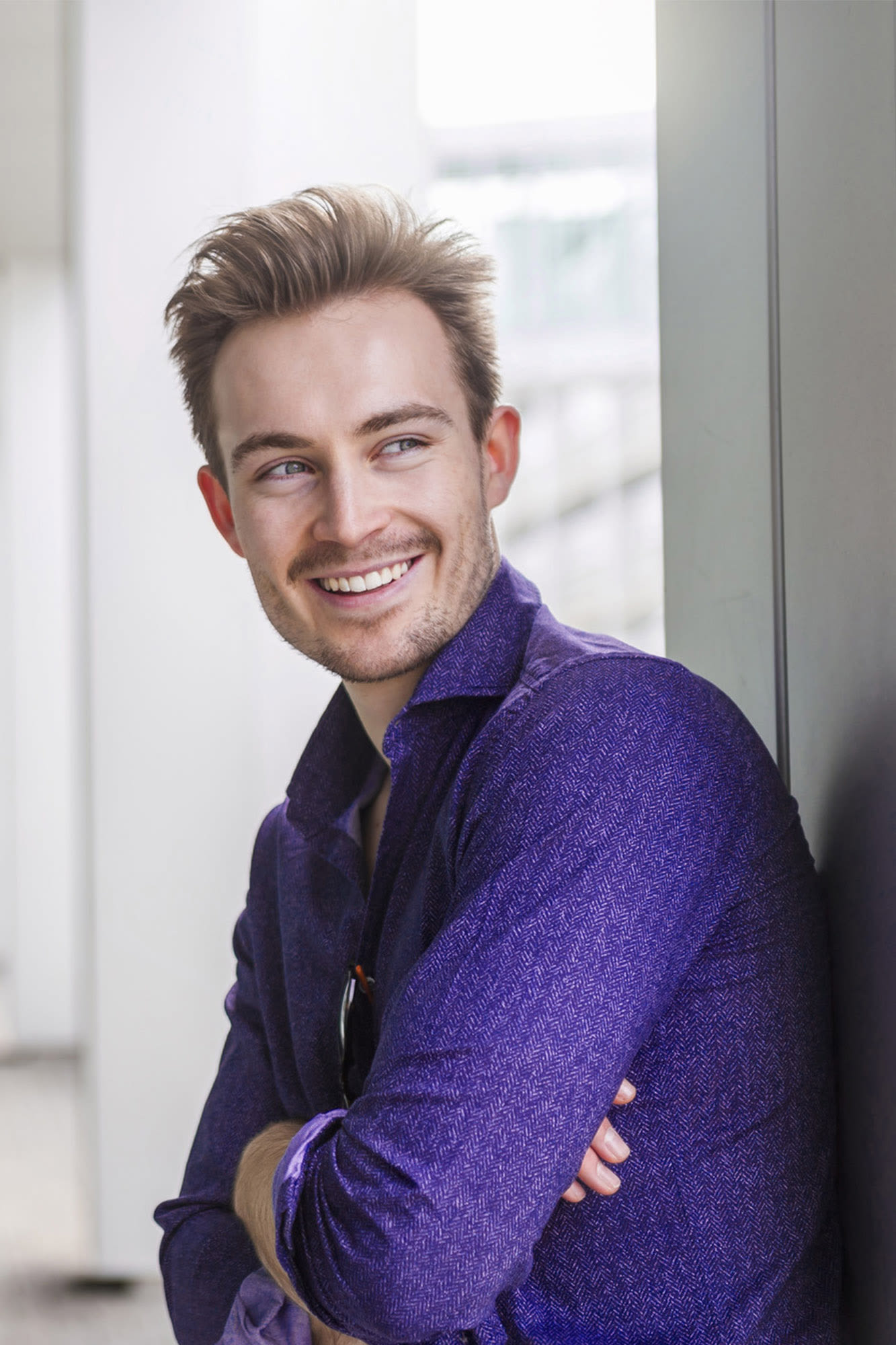 Muž vo fialovej košeli sa usmieva v podnikateľskom prostredí - prispôsobené riešenia firemného bankovníctva od BKS Bank. Muž vo fialovej košeli sa usmieva v podnikateľskom prostredí - prispôsobené riešenia firemného bankovníctva od BKS Bank.