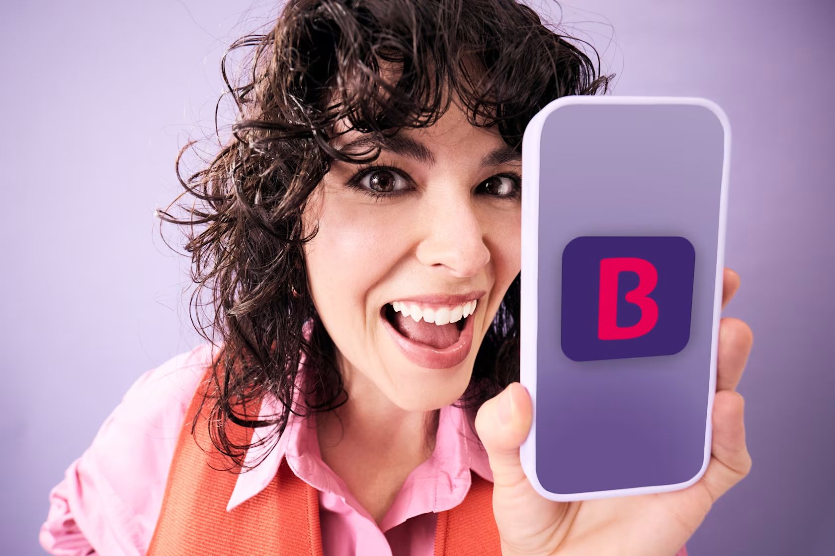 Žena ukazuje smartfón s aplikáciou BKS – BKS Bank Žena ukazuje smartfón s aplikáciou BKS – BKS Bank