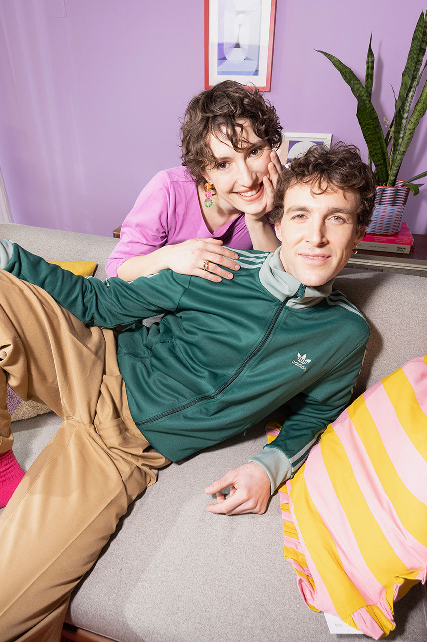 Pár leží spolu na pohovke - úver na bývanie od BKS Bank Pár leží spolu na pohovke - úver na bývanie od BKS Bank